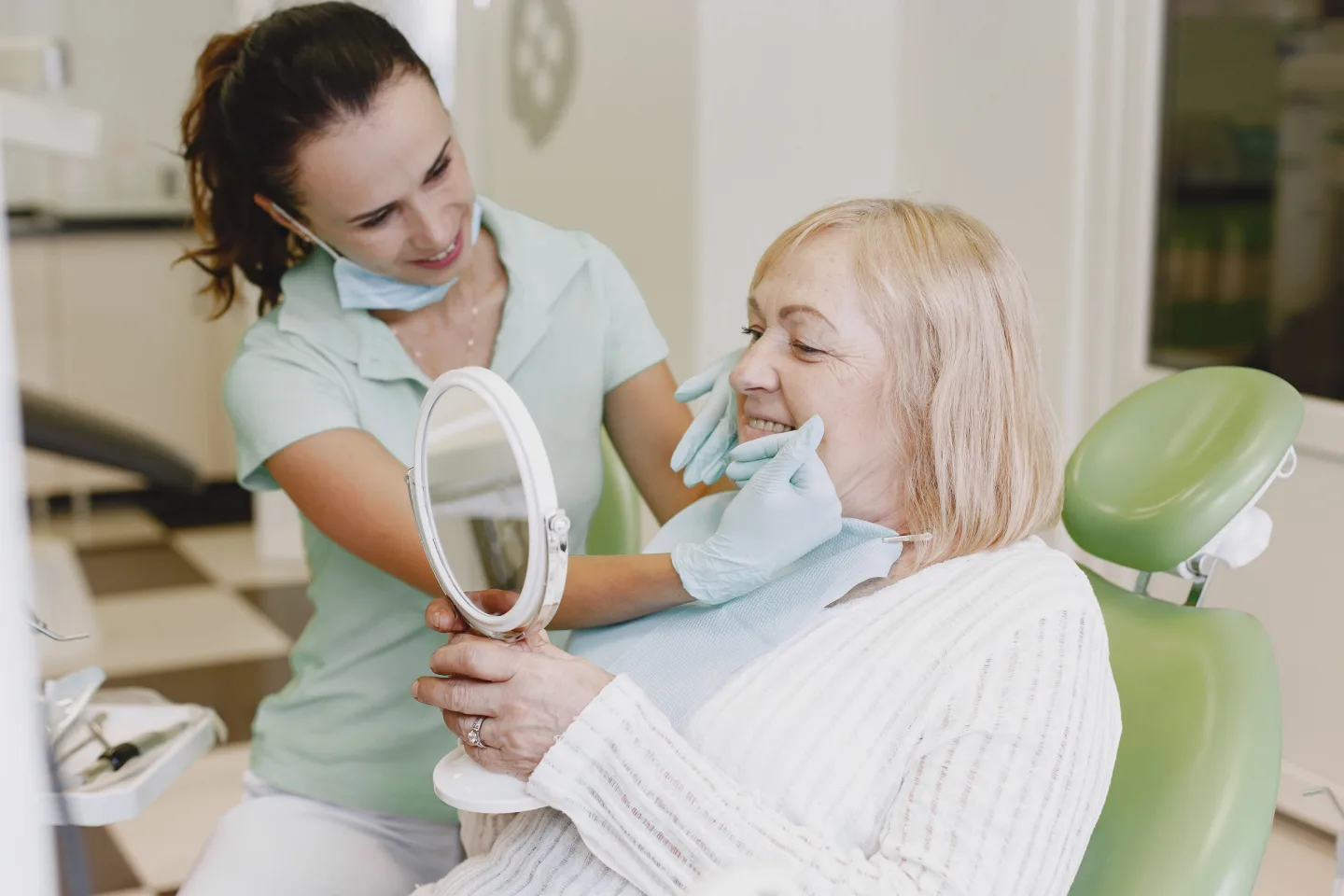 Älterer Patient während einer zahnärztlichen Kontrolluntersuchung.