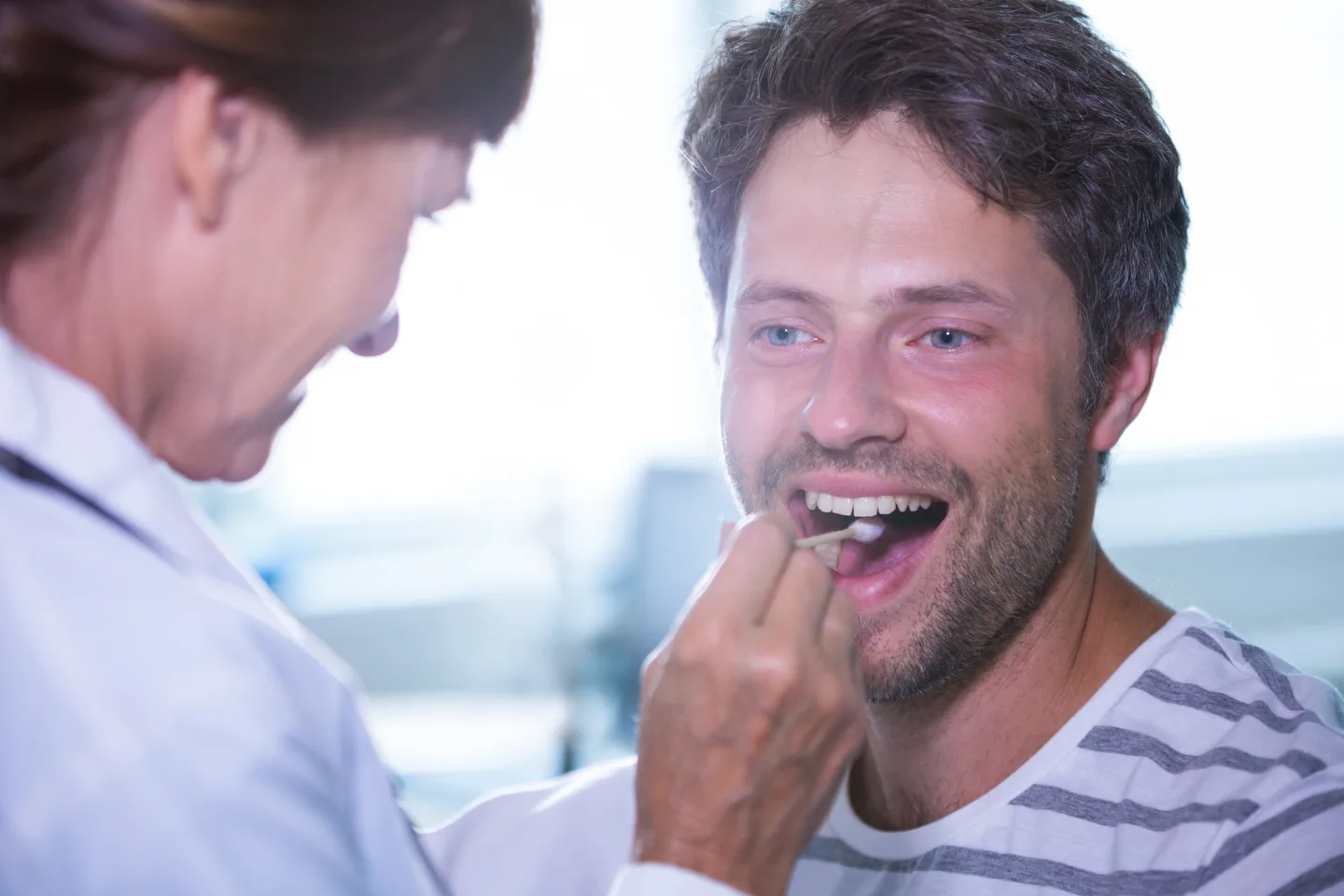 Eine medizinische Fachkraft untersucht einen Patienten.