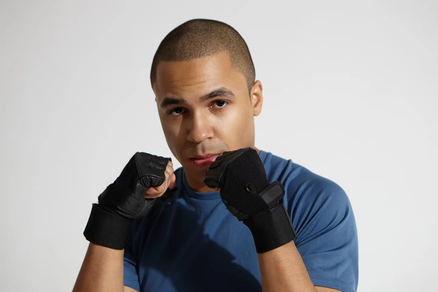 Athlet mit Boxhandschuhen während einer Trainingseinheit.